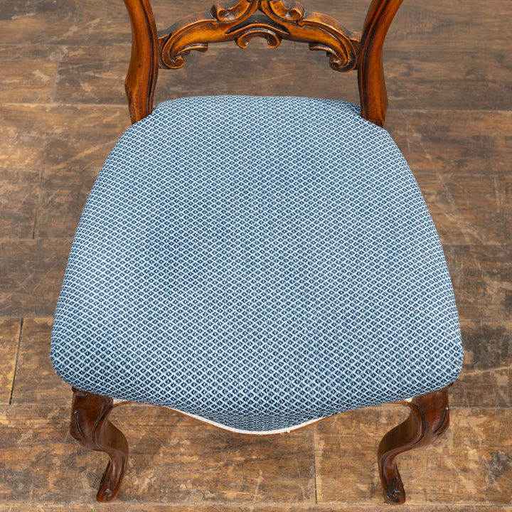 軽やかで優雅なデザインの透かし装飾が目を惹く ウォールナット バルーンバックチェア /25L-4