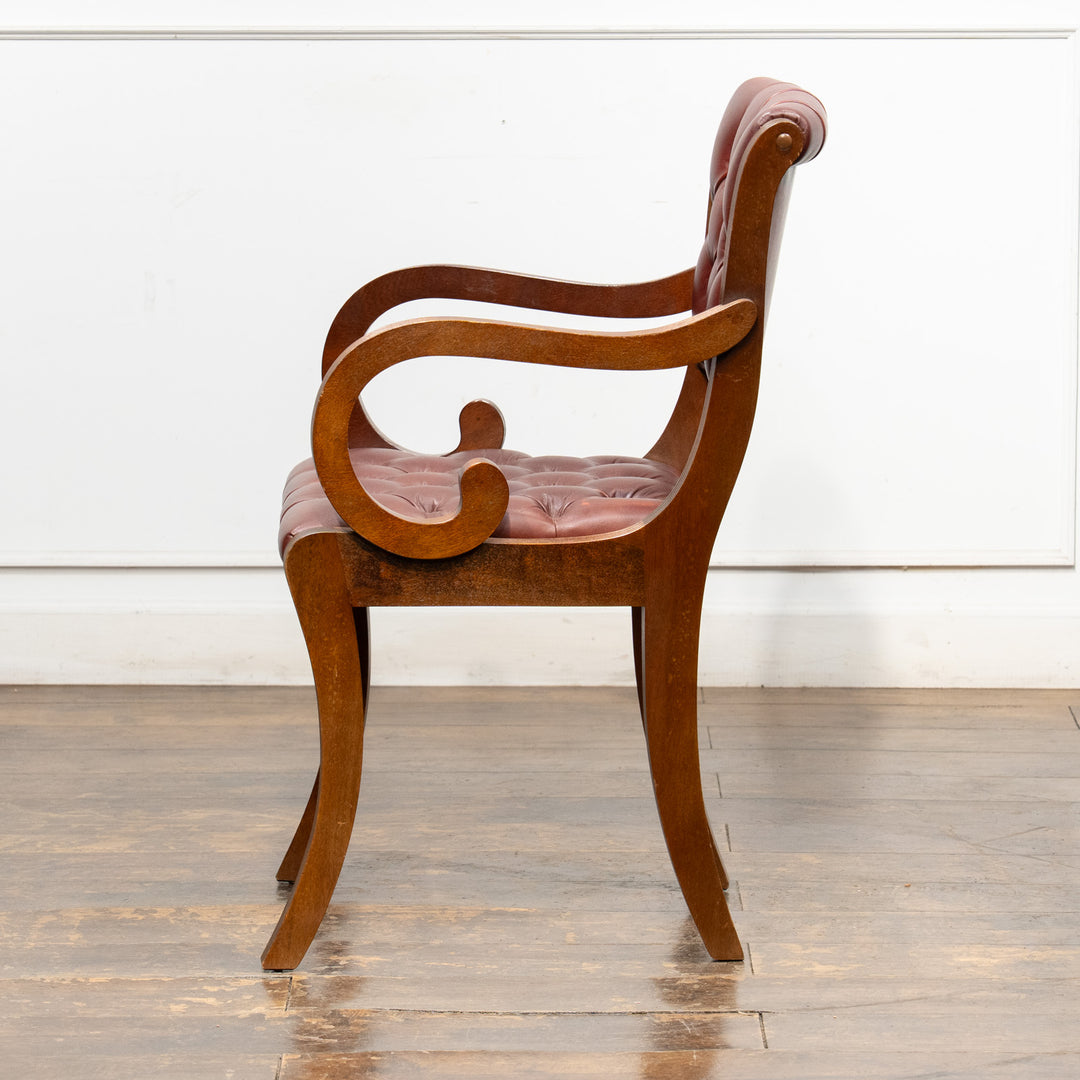 サーベルレッグがシャープな印象 チェスターフィールドスタイル ウォールナット ダイニングアームチェア /26A-1