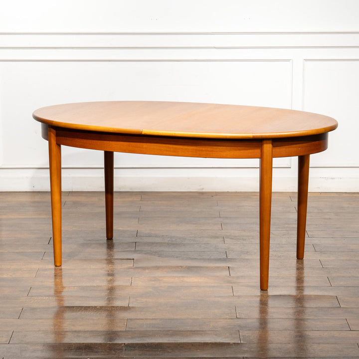 チーク材の木目が映えるオーバル天板が美しい エクステンション ダイニングテーブル /26A