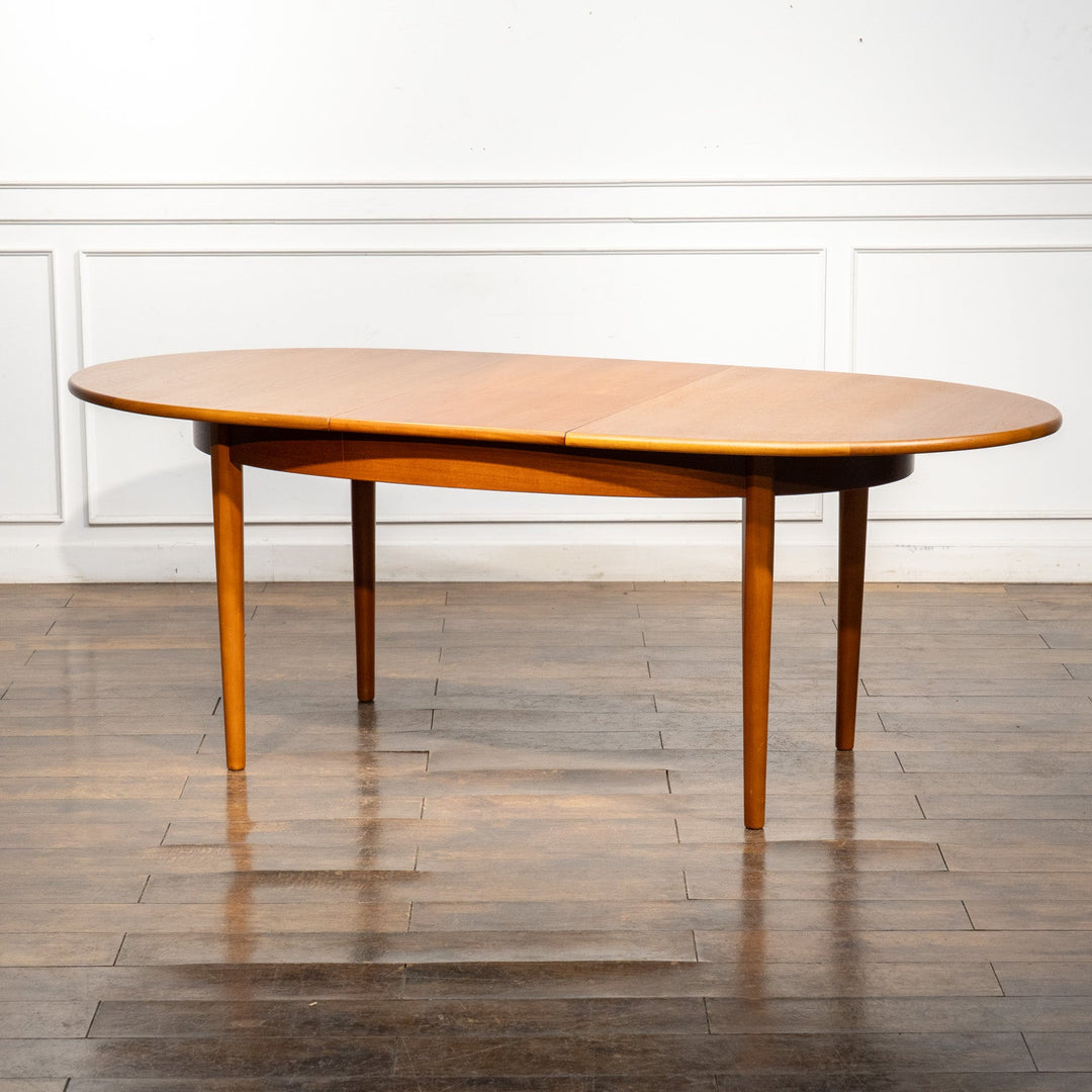 チーク材の木目が映えるオーバル天板が美しい エクステンション ダイニングテーブル /26A