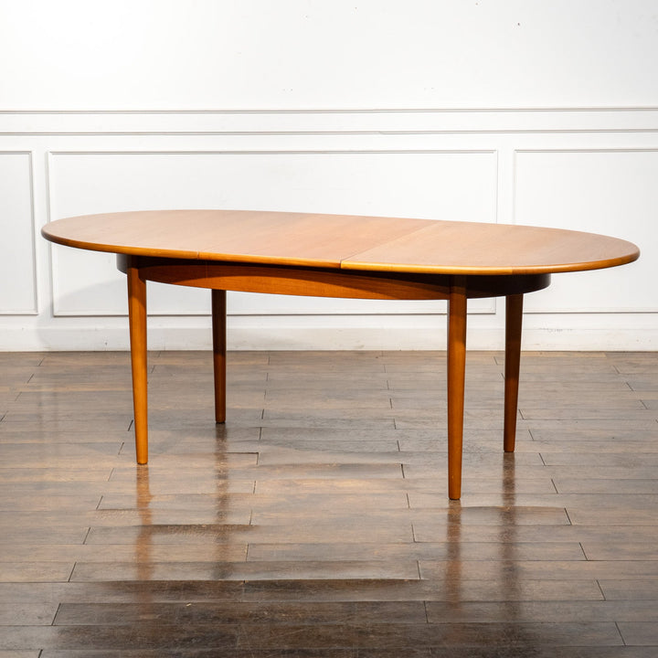 チーク材の木目が映えるオーバル天板が美しい エクステンション ダイニングテーブル /26A