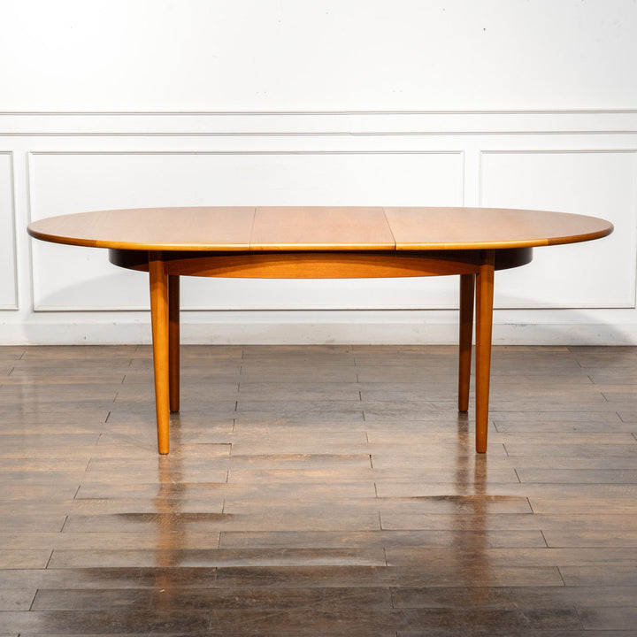 チーク材の木目が映えるオーバル天板が美しい エクステンション ダイニングテーブル /26A