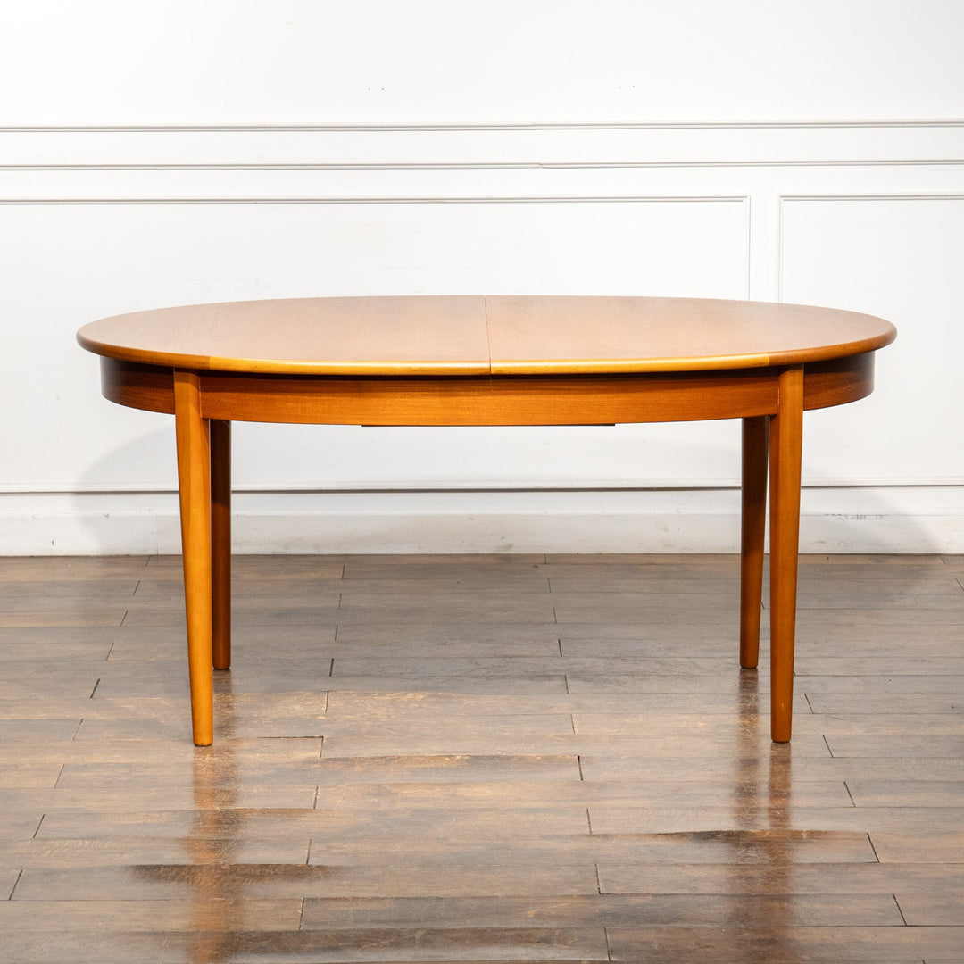 チーク材の木目が映えるオーバル天板が美しい エクステンション ダイニングテーブル /26A