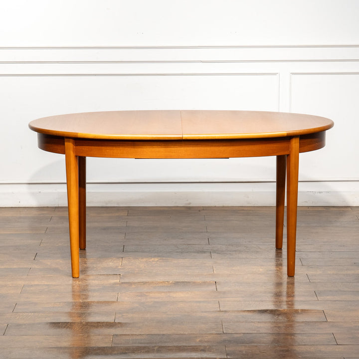 チーク材の木目が映えるオーバル天板が美しい エクステンション ダイニングテーブル /26A