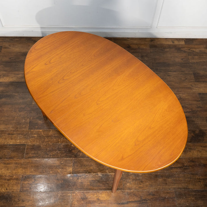 チーク材の木目が映えるオーバル天板が美しい エクステンション ダイニングテーブル /26A