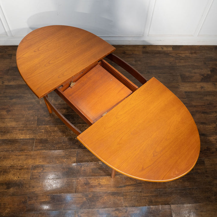 チーク材の木目が映えるオーバル天板が美しい エクステンション ダイニングテーブル /26A