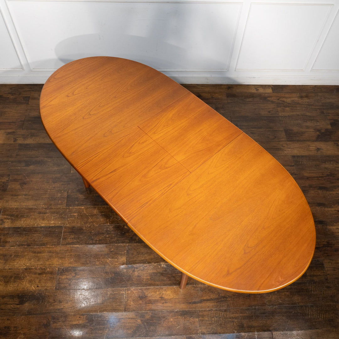チーク材の木目が映えるオーバル天板が美しい エクステンション ダイニングテーブル /26A