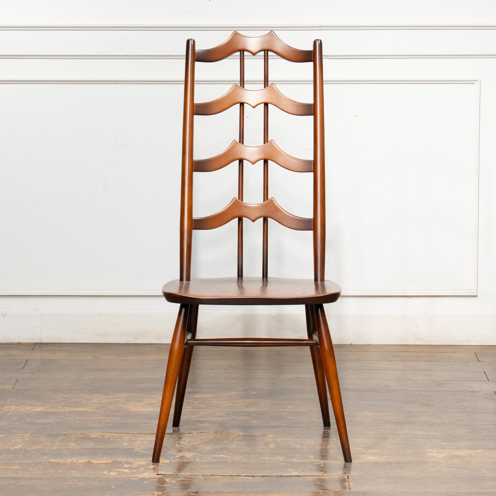 英国【ERCOL アーコール】背中をしっかり支えてくれる ラダーバック