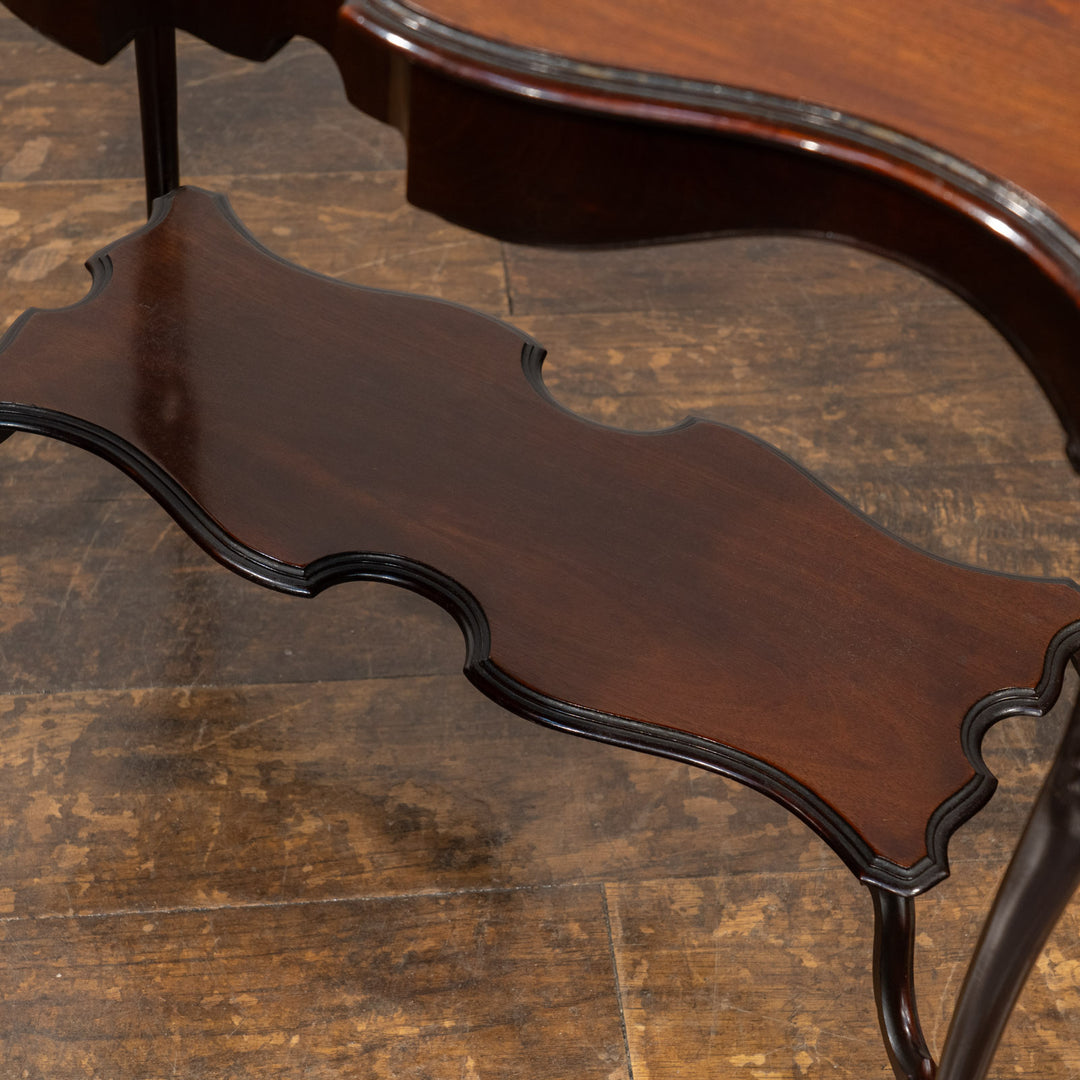 マホガニーの深く落ち着いた色調と優美な曲線が融合した ウィンドウテーブル /26A