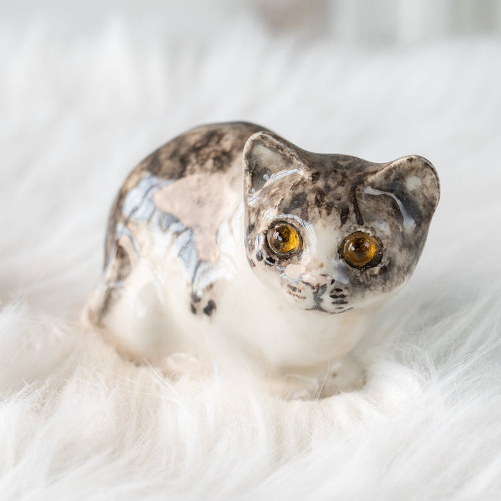 【Winstanley Cat ウィンスタンレイ キャット】じっとこちらを窺うような表情が印象的 シルバータビー サバトラ猫 /25L-B