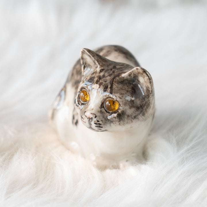 【Winstanley Cat ウィンスタンレイ キャット】じっとこちらを窺うような表情が印象的 シルバータビー サバトラ猫 /25L-B