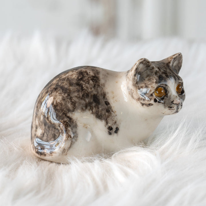 【Winstanley Cat ウィンスタンレイ キャット】じっとこちらを窺うような表情が印象的 シルバータビー サバトラ猫 /25L-B