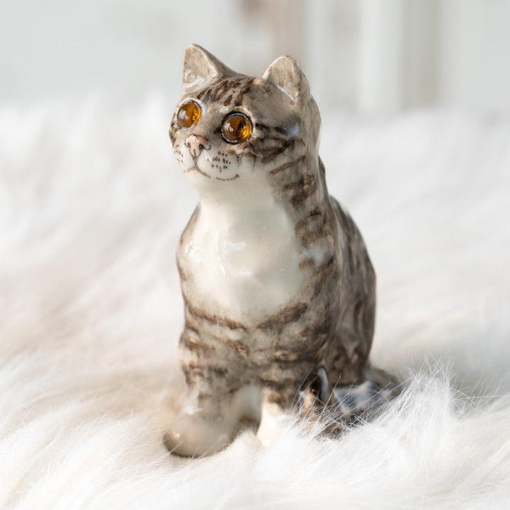 【Winstanley Cat ウィンスタンレイ キャット】胸元のモフっとした毛並みを表現 シルバータビー サバトラ猫 /25L-A
