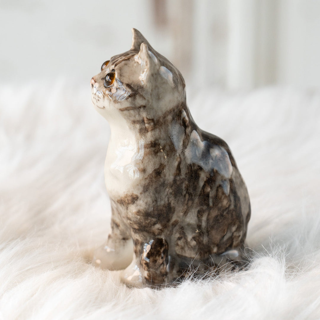 【Winstanley Cat ウィンスタンレイ キャット】胸元のモフっとした毛並みを表現 シルバータビー サバトラ猫 /25L-A