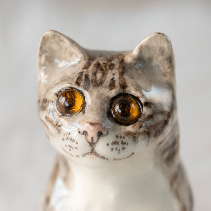 【Winstanley Cat ウィンスタンレイ キャット】胸元のモフっとした毛並みを表現 シルバータビー サバトラ猫 /25L-A