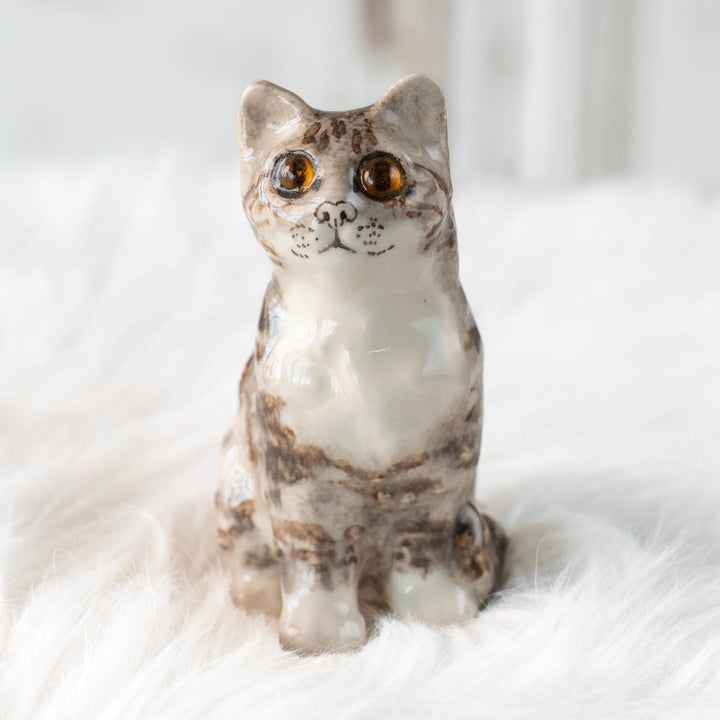 【Winstanley Cat ウィンスタンレイ キャット】胸元のモフっとした毛並みを表現 シルバータビー サバトラ猫 /25L-B