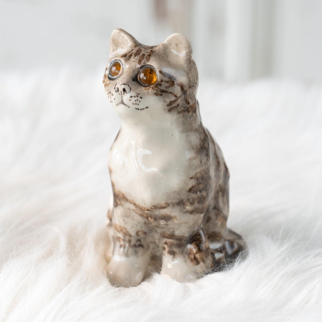 【Winstanley Cat ウィンスタンレイ キャット】胸元のモフっとした毛並みを表現 シルバータビー サバトラ猫 /25L-B