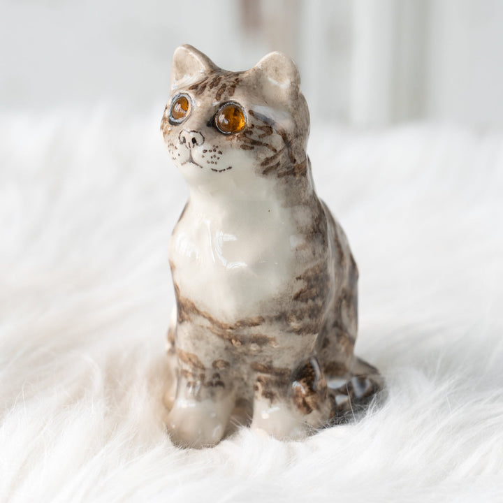 【Winstanley Cat ウィンスタンレイ キャット】胸元のモフっとした毛並みを表現 シルバータビー サバトラ猫 /25L-B