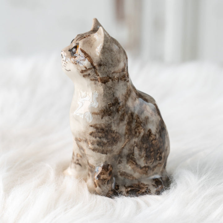 【Winstanley Cat ウィンスタンレイ キャット】胸元のモフっとした毛並みを表現 シルバータビー サバトラ猫 /25L-B