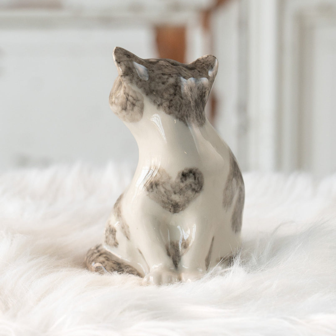 【Winstanley Cat ウィンスタンレイ キャット】振り返った物憂げな表情が印象的 ハートマーク バイカラー ブチ猫 /25L