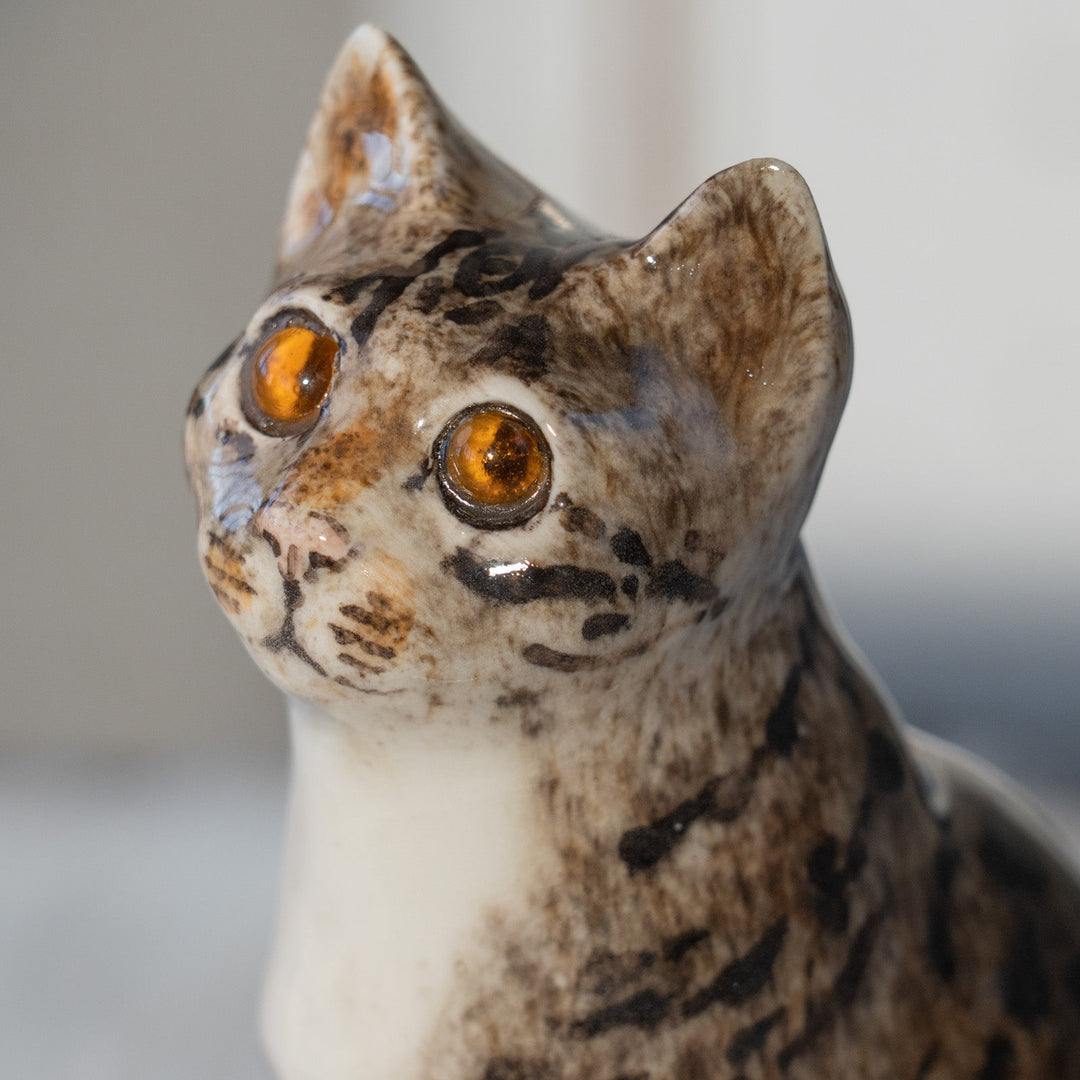 【Winstanley Cat ウィンスタンレイ キャット】チラリとこちらを気にする表情が印象的 シルバータビー サバトラ猫 /25L