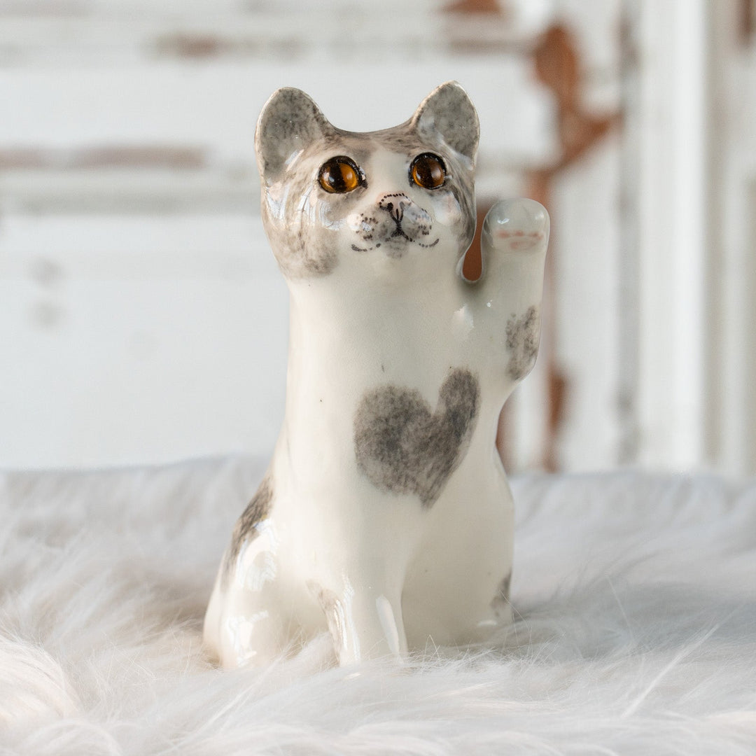 【Winstanley Cat ウィンスタンレイ キャット】招き猫を思わせるフォルムが印象的  ハートマーク バイカラー ブチ猫 /25L
