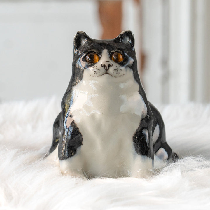 【Winstanley Cat ウィンスタンレイ キャット】首元までたぷたぷの重厚感あるフォルム タキシード 白黒猫 /25L