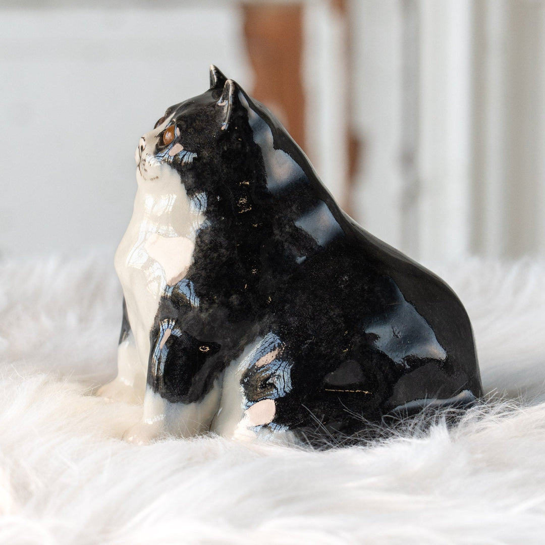 【Winstanley Cat ウィンスタンレイ キャット】首元までたぷたぷの重厚感あるフォルム タキシード 白黒猫 /25L