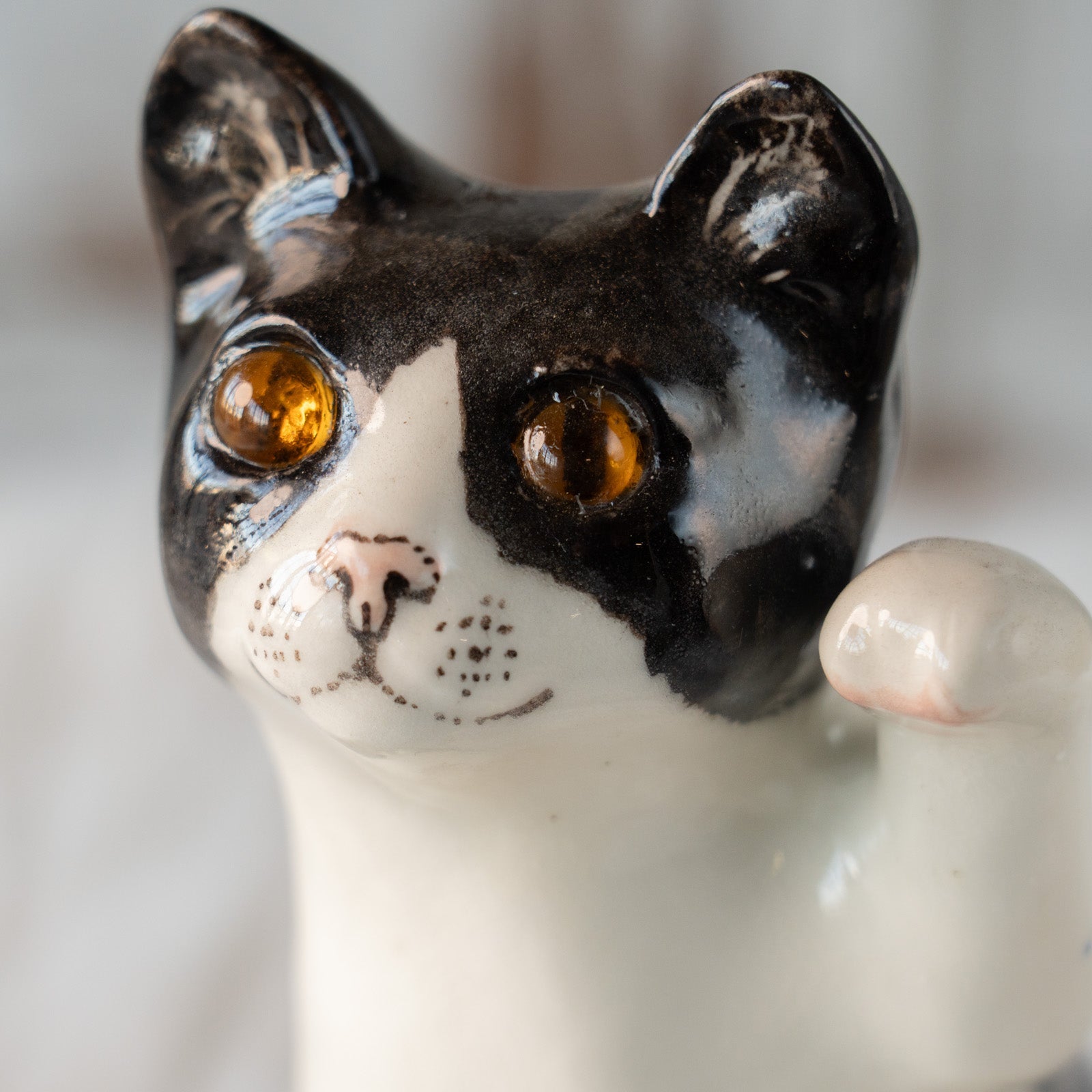 ビンテージ　ウインクをするユニークでキュートな招き猫ちゃん ヴィンテージ70年代手描きの瞳や長いおヒゲが立派な金運向上の招き猫