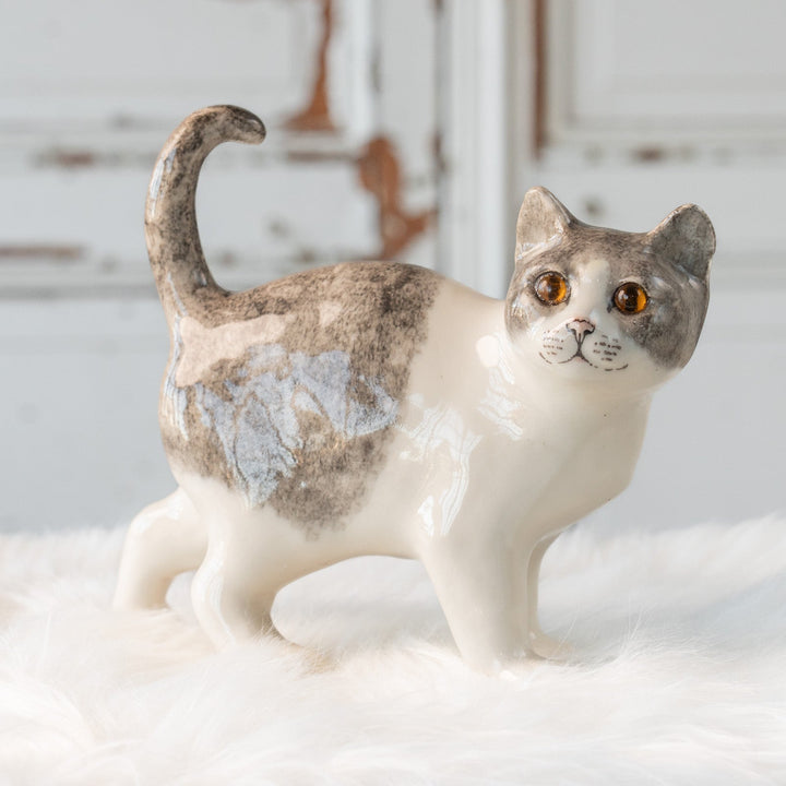 【Winstanley Cat ウィンスタンレイ キャット】丸い顔にくるんとした尻尾がチャーミング バイカラー ブチ猫 /25L