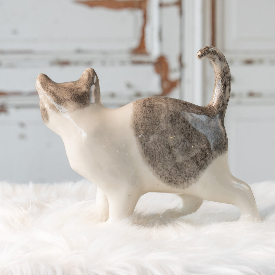 【Winstanley Cat ウィンスタンレイ キャット】丸い顔にくるんとした尻尾がチャーミング バイカラー ブチ猫 /25L