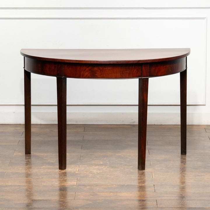 シンプルでスッキリとしたフォルムがお部屋に馴染む ハーフムーンスタイル コンソールテーブル /26A