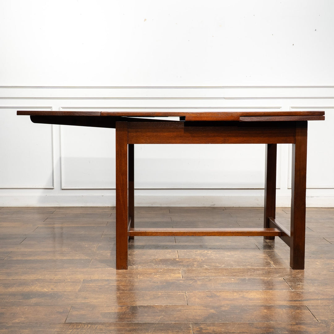 かっちりとした直線的なフォルムが特徴 オーク ドローリーフテーブル /26A