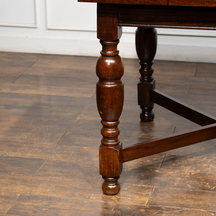 深いブラウンの色味に上品なバルボスレッグがマッチした オーク ドローリーフ 伸長式ダイニングテーブル /26A