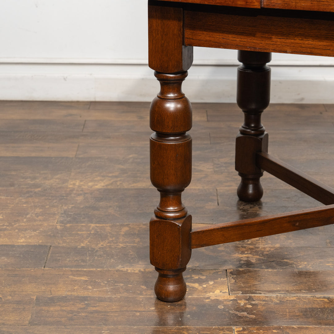 オーク材の深みのある飴色をより立体的に見せる ドローリーフ 伸長式ダイニングテーブル /26