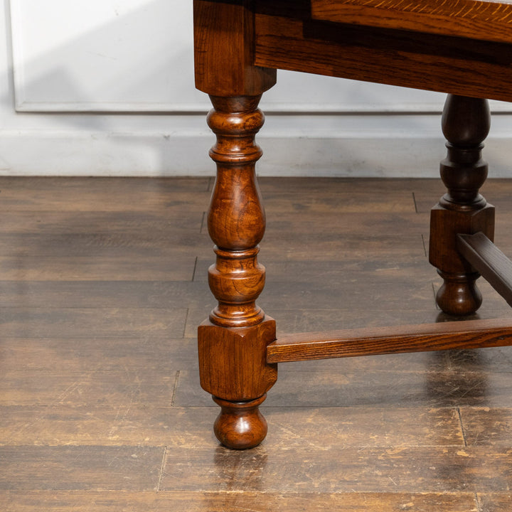 力強い挽き物装飾が重厚さを感じる ドローリーフ 伸長式ダイニングテーブル /26A