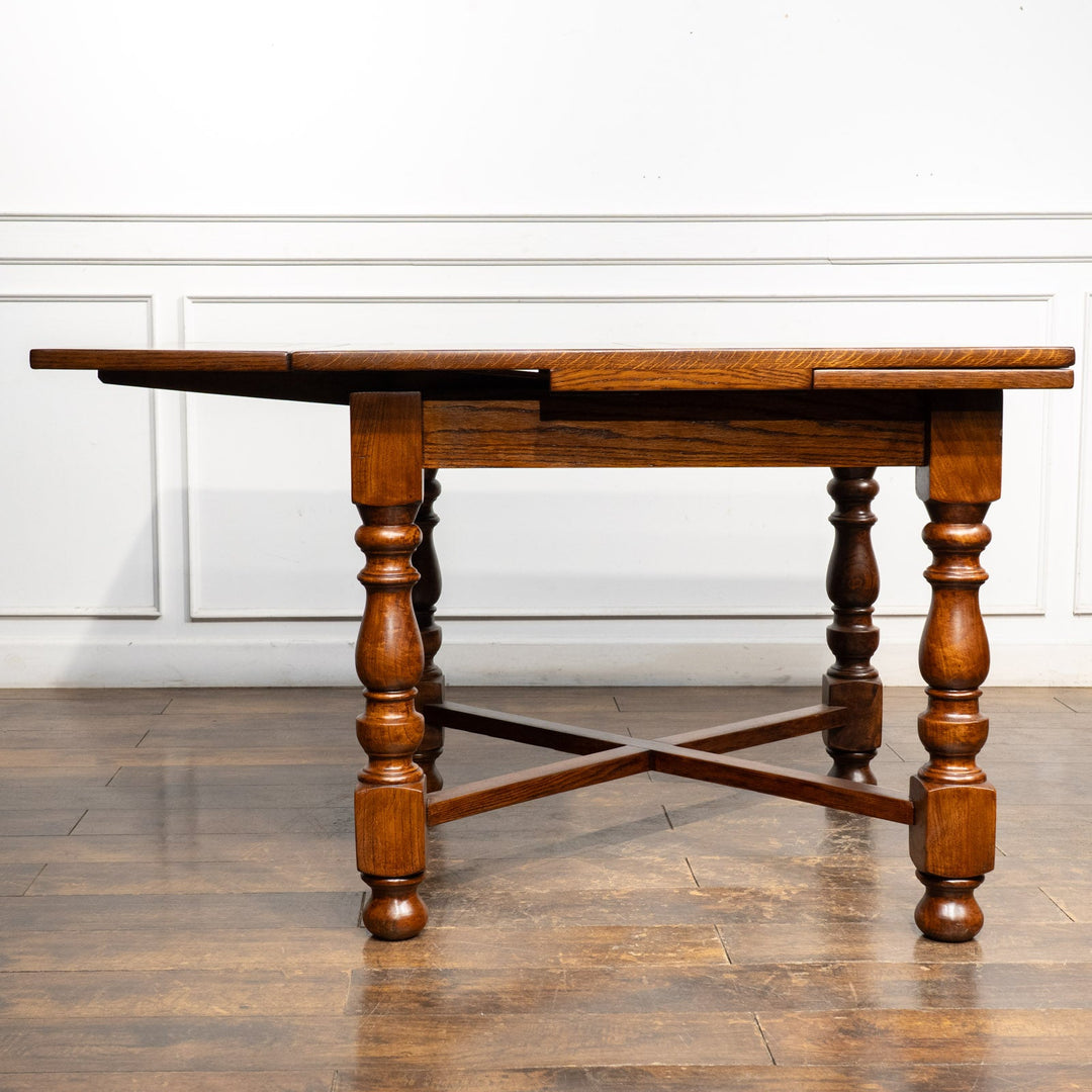 力強い挽き物装飾が重厚さを感じる ドローリーフ 伸長式ダイニングテーブル /26A