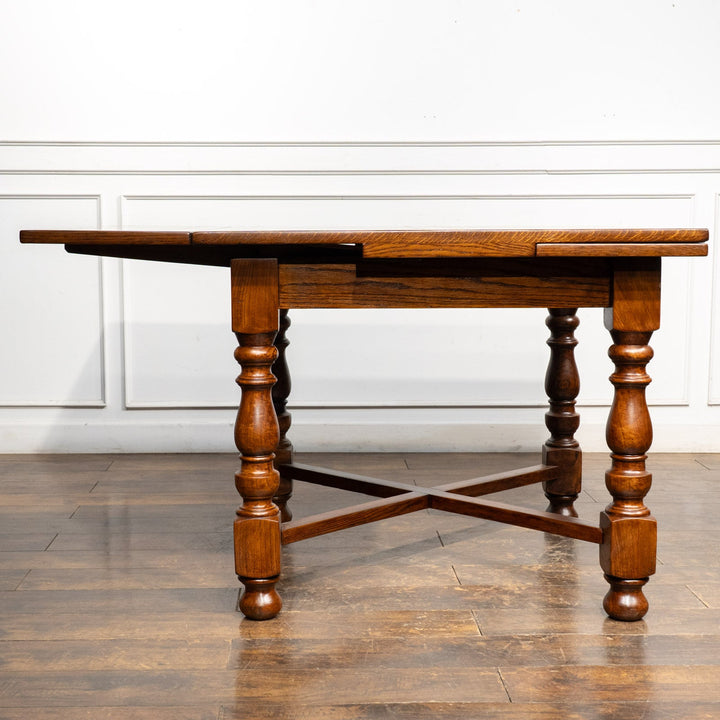 力強い挽き物装飾が重厚さを感じる ドローリーフ 伸長式ダイニングテーブル /26A