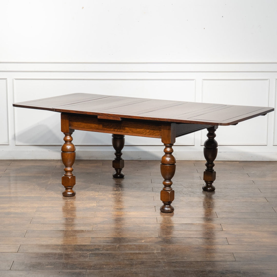 ボリュームのある独特なバルボスレッグが特徴的 ドローリーフ 伸長式ダイニングテーブル /26A