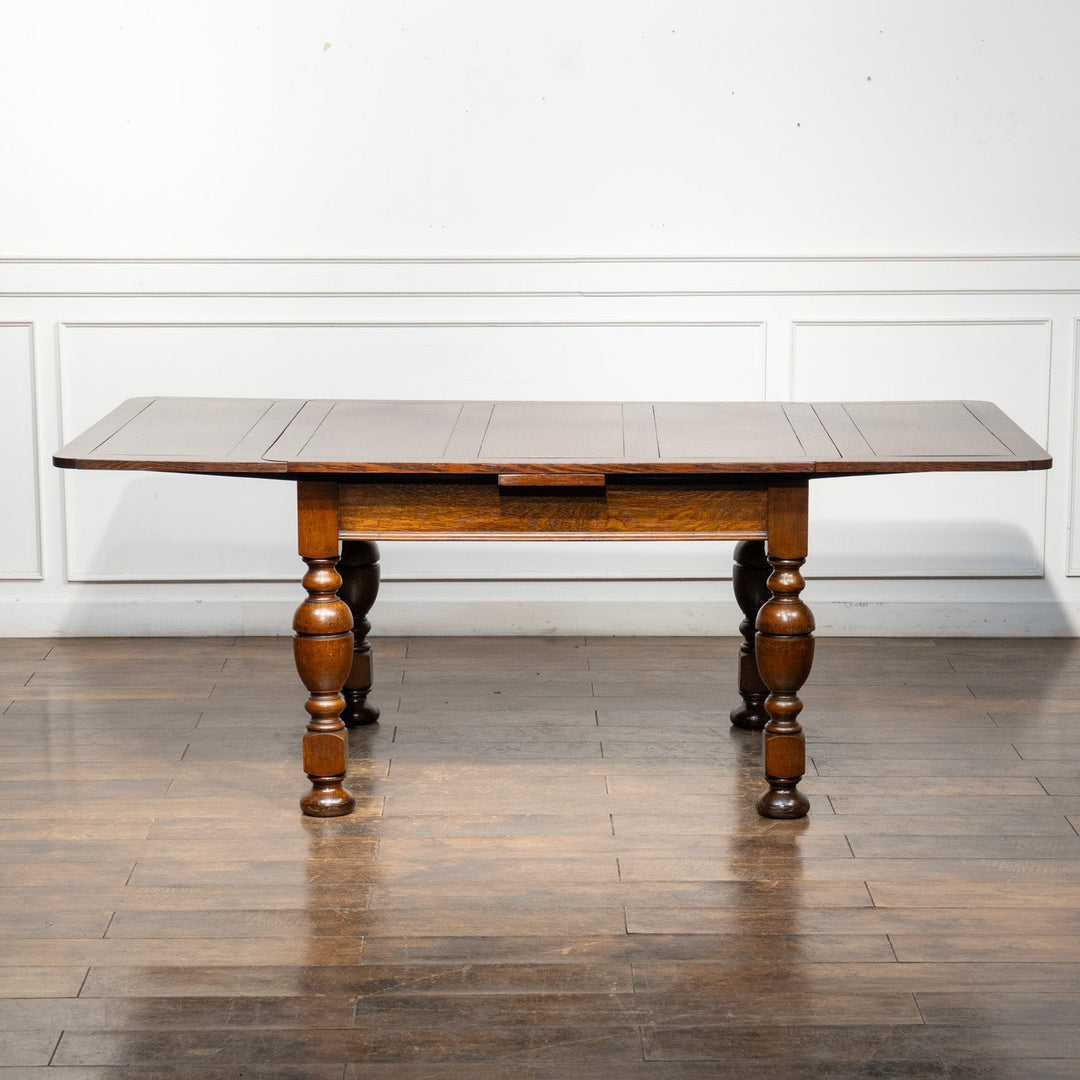 ボリュームのある独特なバルボスレッグが特徴的 ドローリーフ 伸長式ダイニングテーブル /26A