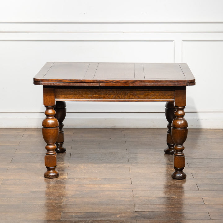 ボリュームのある独特なバルボスレッグが特徴的 ドローリーフ 伸長式ダイニングテーブル /26A