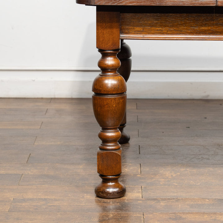 ボリュームのある独特なバルボスレッグが特徴的 ドローリーフ 伸長式ダイニングテーブル /26A