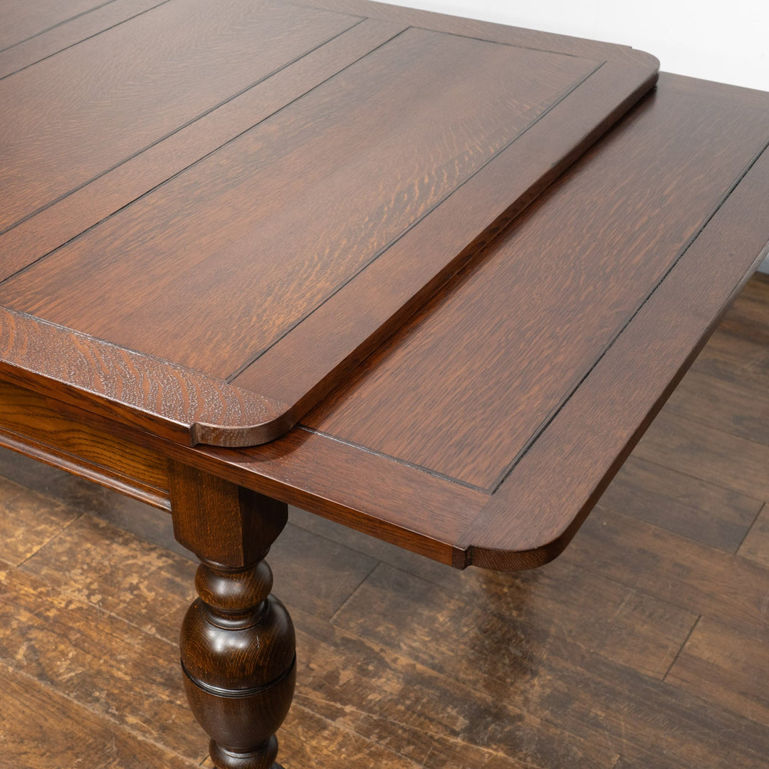 ボリュームのある独特なバルボスレッグが特徴的 ドローリーフ 伸長式ダイニングテーブル /26A