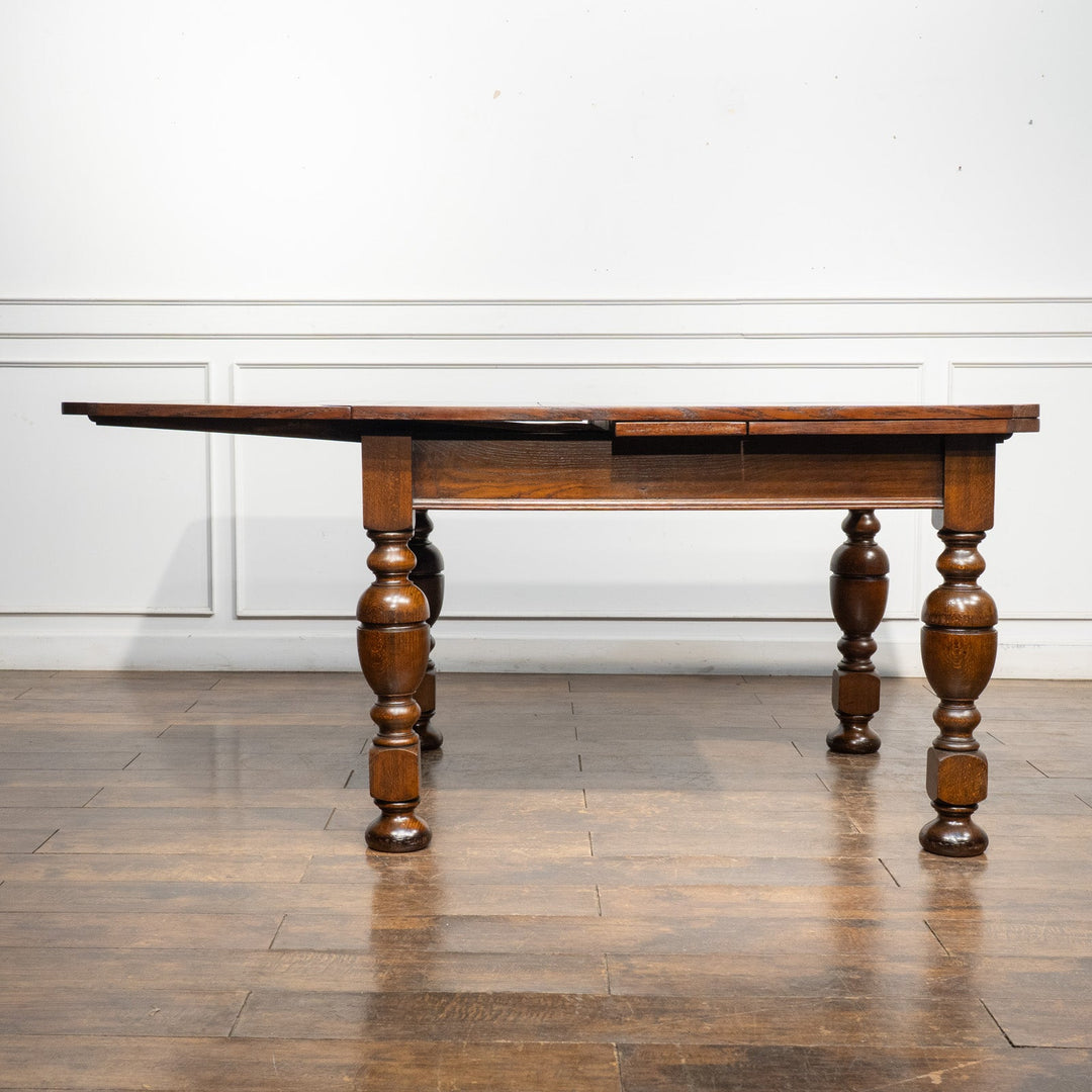 ボリュームのある独特なバルボスレッグが特徴的 ドローリーフ 伸長式ダイニングテーブル /26A