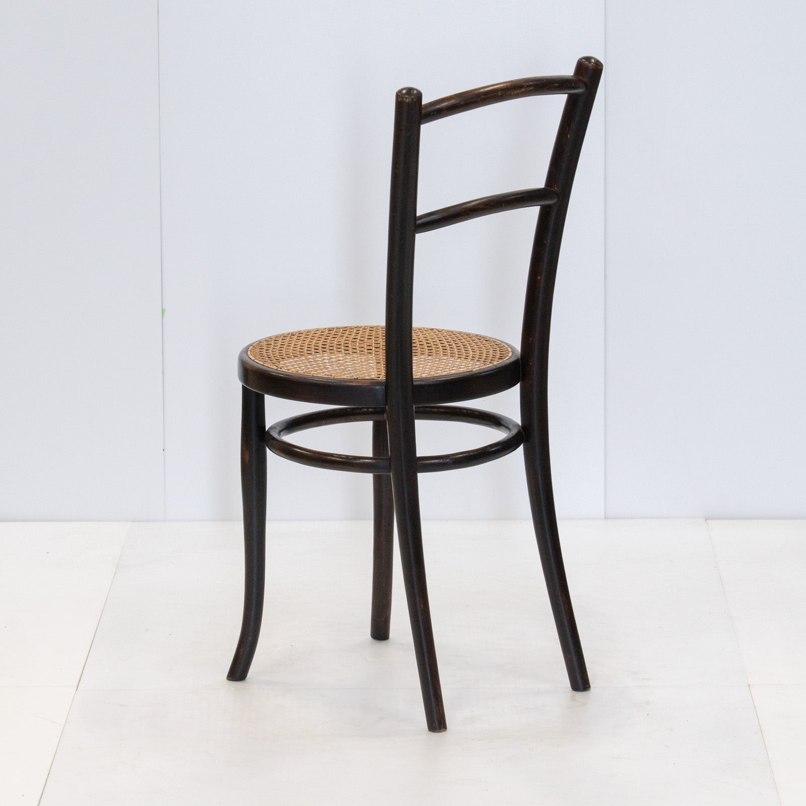 THONET トーネット】シンプルな背もたれとラタンシートの座面が軽やか