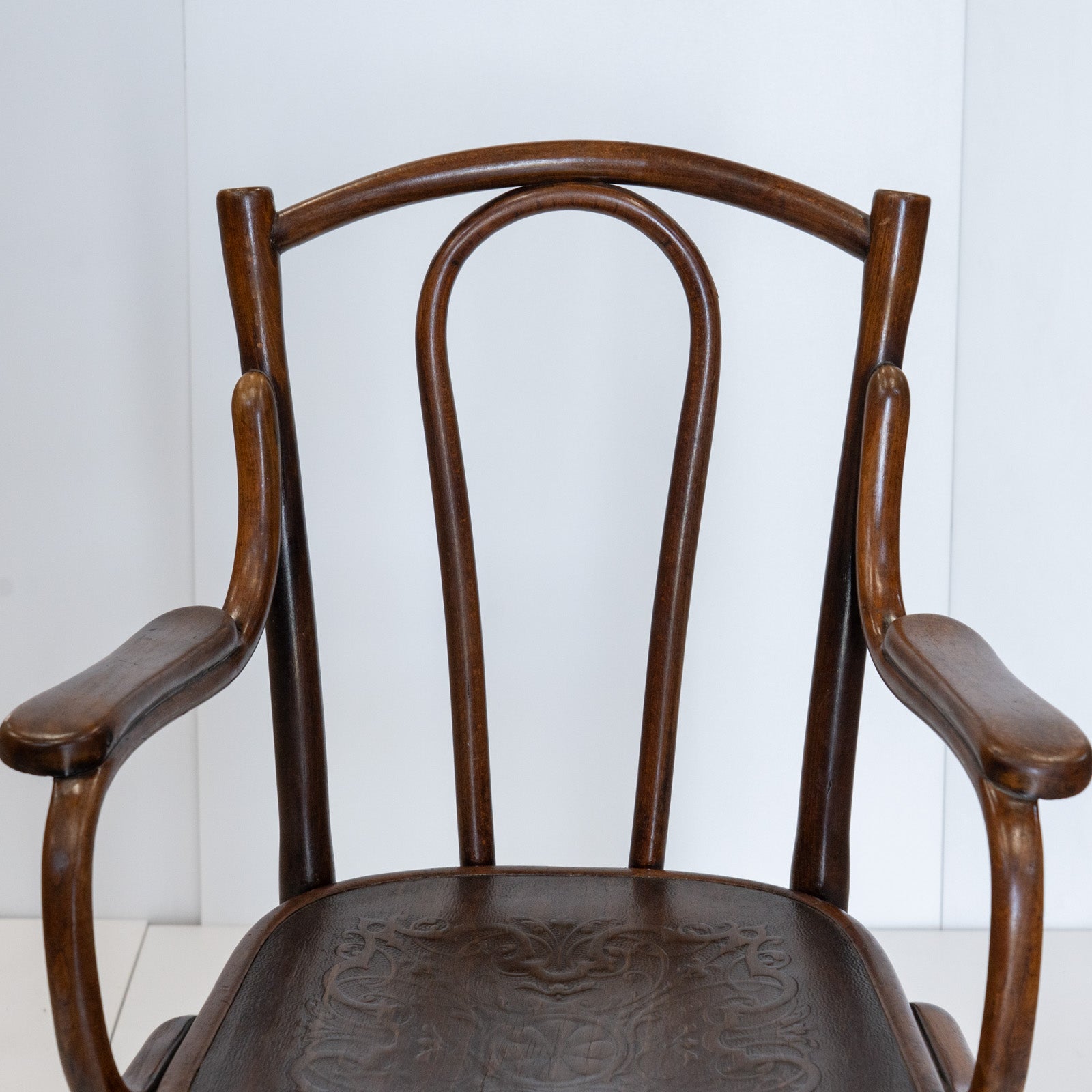THONET トーネット】ユーバックの背もたれが優しく支える ビーチ