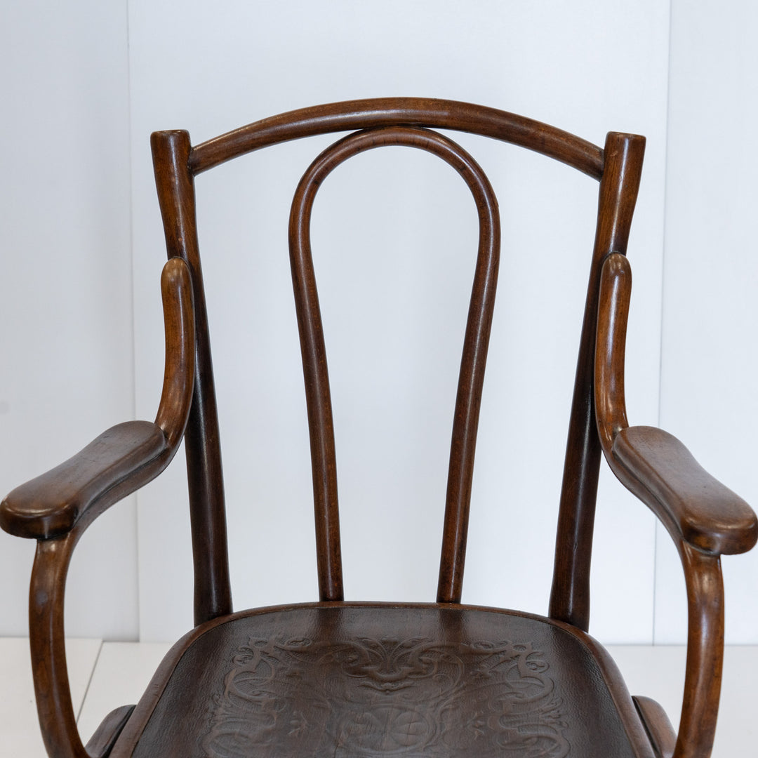 【THONET トーネット】ユーバックの背もたれが優しく支える ビーチ ベントウッドアームチェア /26A-B2