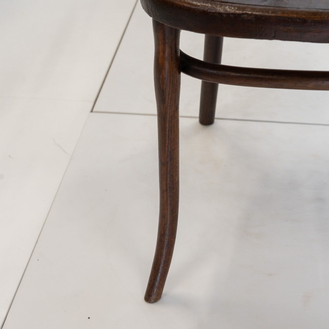 【THONET トーネット】ユーバックの背もたれが優しく支える ビーチ ベントウッドアームチェア /26A-B2