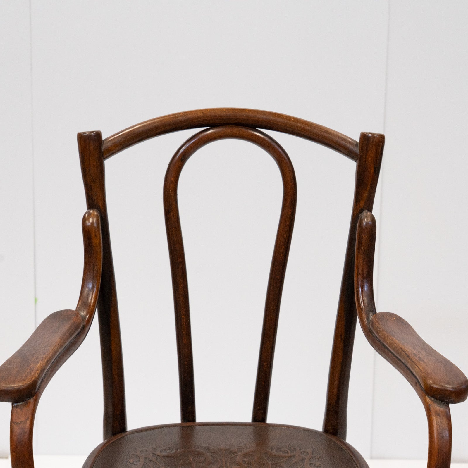 THONET トーネット】ユーバックの背もたれが優しく支える ビーチ