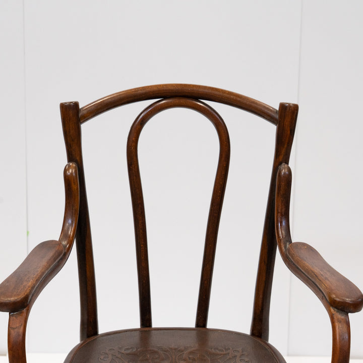 【THONET トーネット】ユーバックの背もたれが優しく支える ビーチ ベントウッドアームチェア /26A-B3